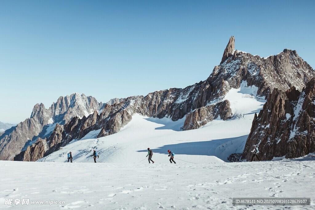 雪山攀登者的壮丽之旅