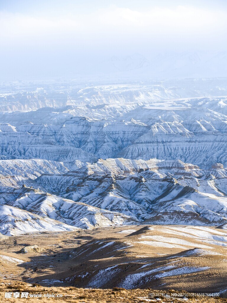 雪山连绵的壮丽高原景观