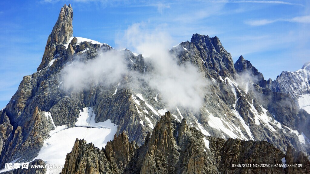 巍峨雪山云雾缭绕之景
