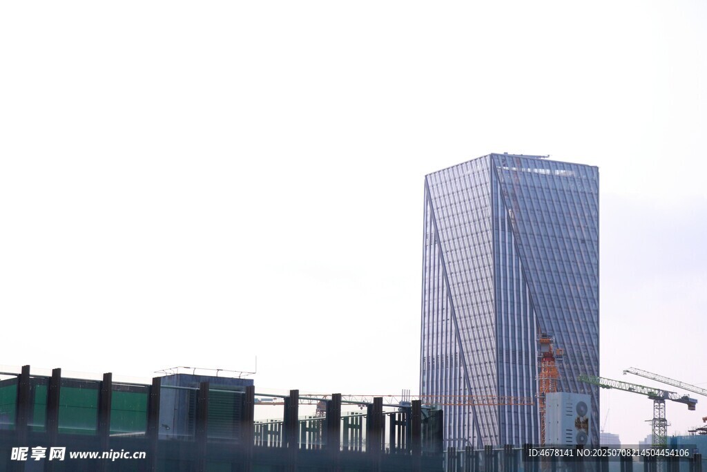 城市中的高耸现代建筑