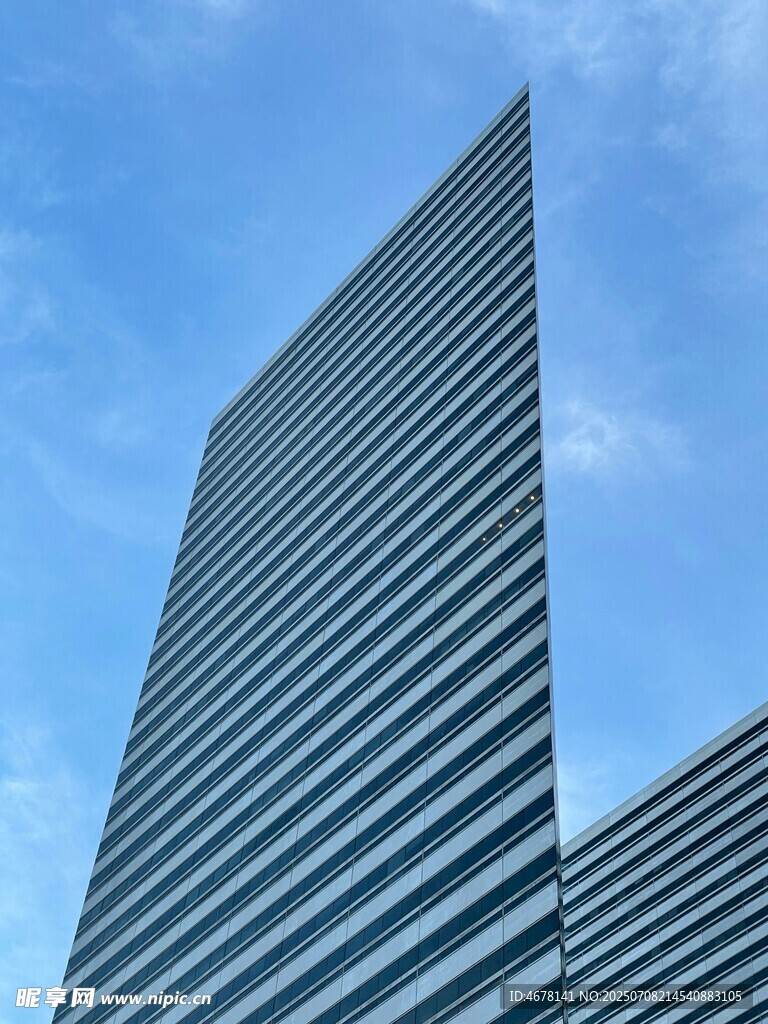 高耸摩天大楼蓝天背景