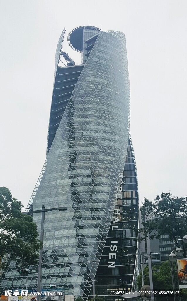 独特造型的现代摩天大楼