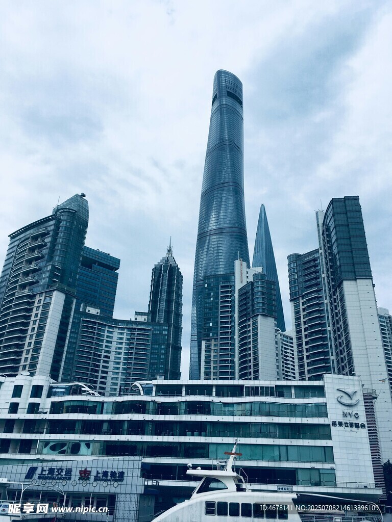 都市摩天大楼与游船景观