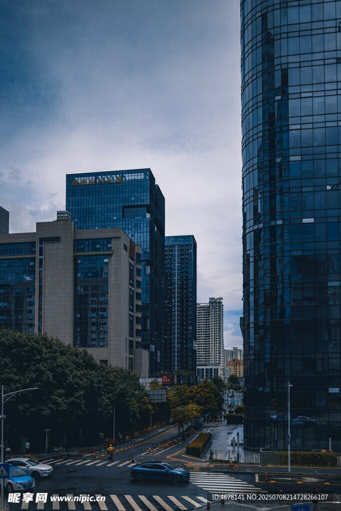 都市雨中的高楼街景