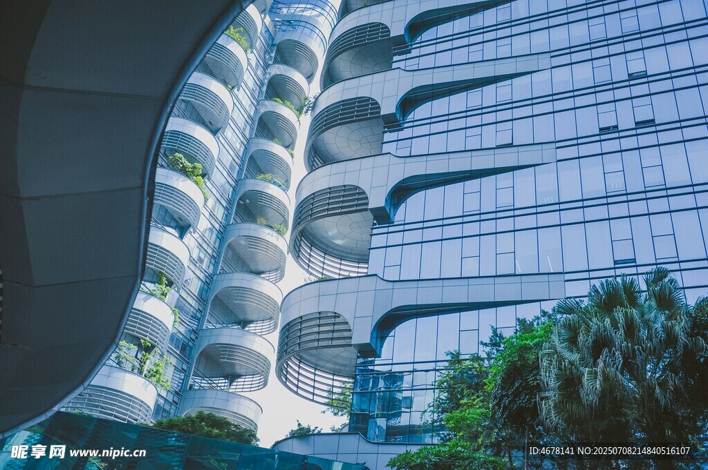 现代风格弧形玻璃建筑外观
