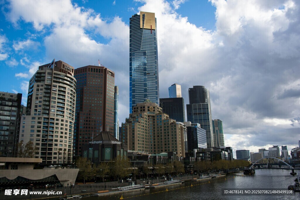 城市河畔高楼景观