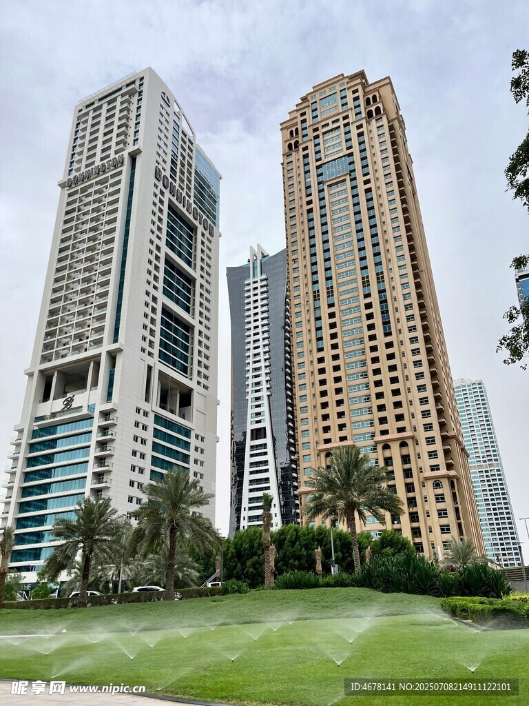 现代都市高楼与绿地景观
