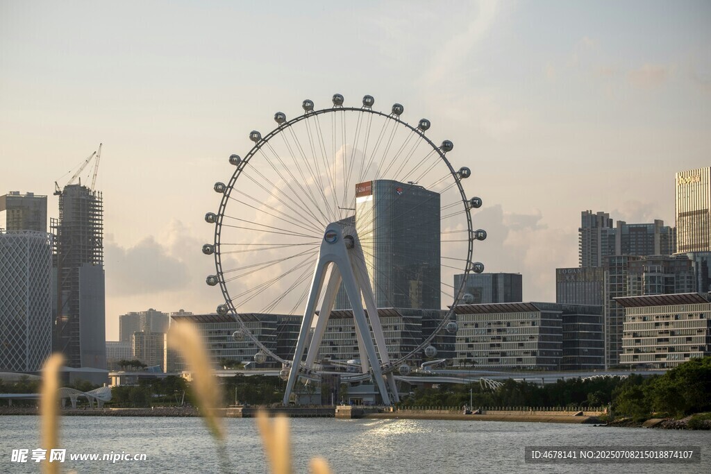 城市中的摩天轮与现代建筑