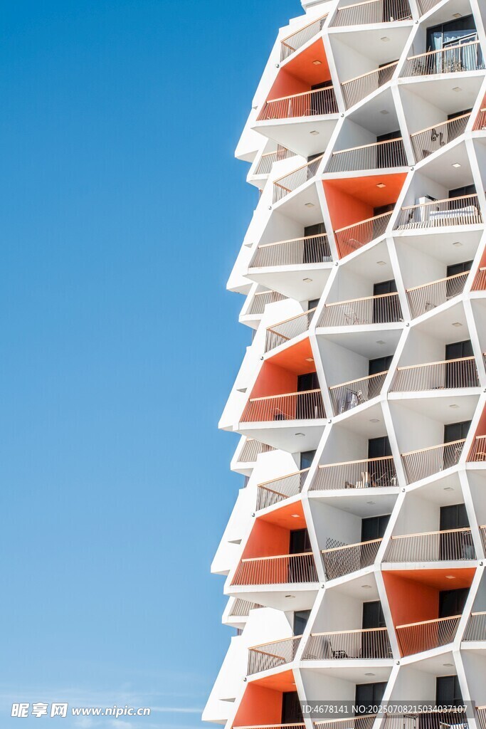 现代几何造型的多彩建筑