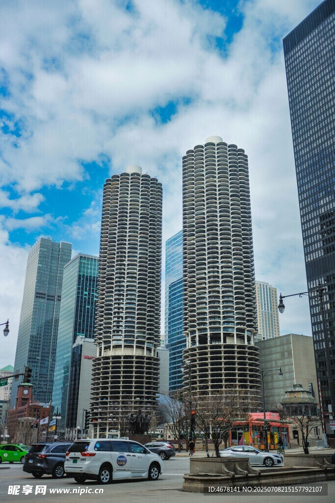 城市中高耸的摩天大楼