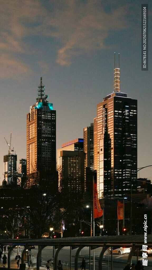 城市天际线夕阳下的繁华