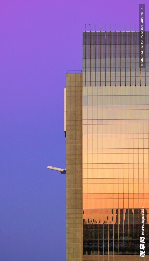 夕阳下高楼旁的飞机