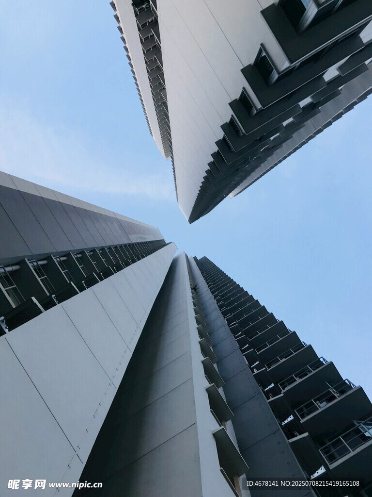 仰视都市高楼建筑