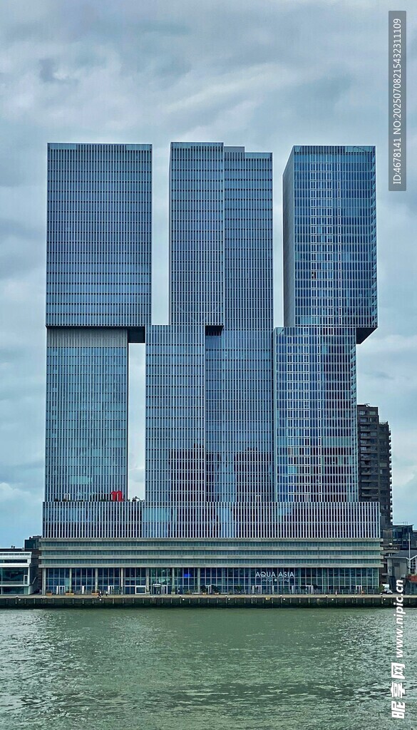 河畔现代摩天大楼景观