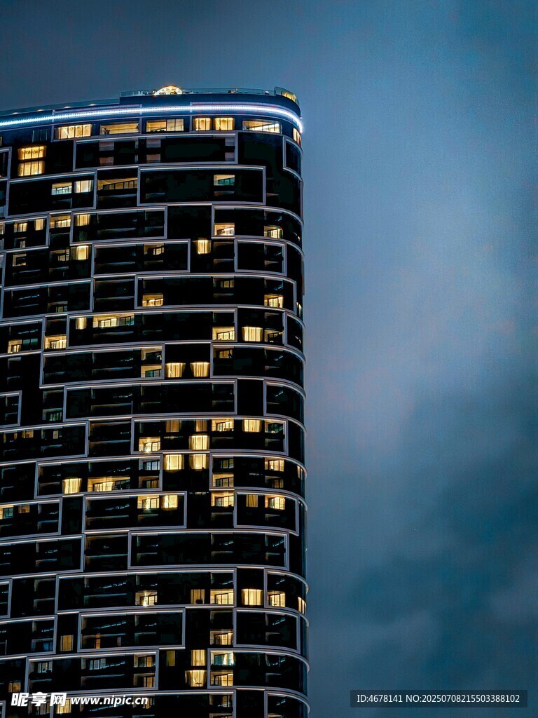 夜幕下的高楼灯火