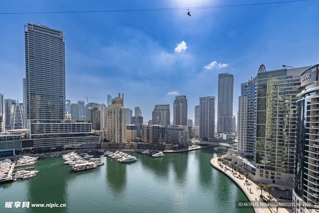 城市河畔高楼景观