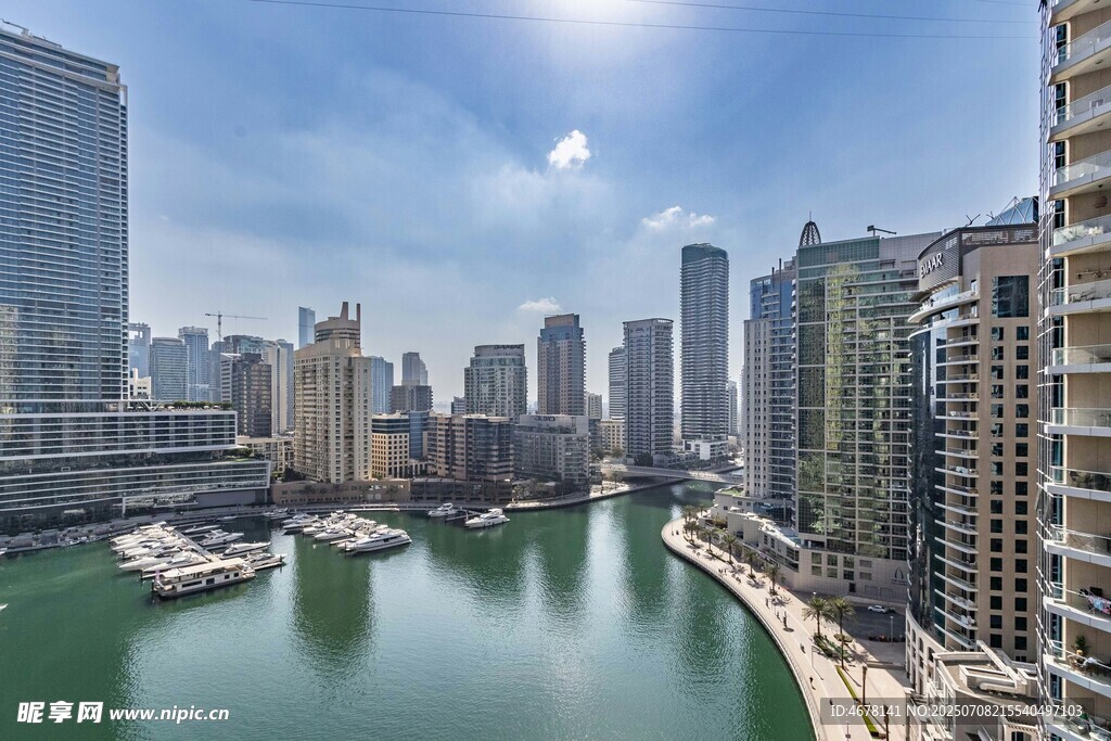 河畔都市景观高楼与船只