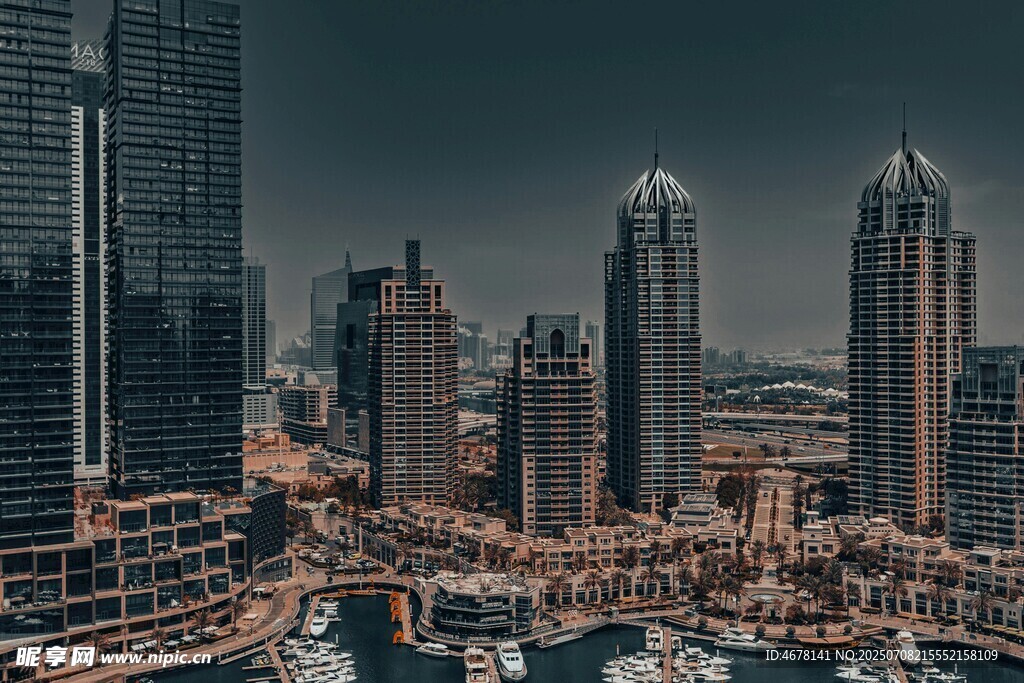 迪拜城市天际线与港口景观