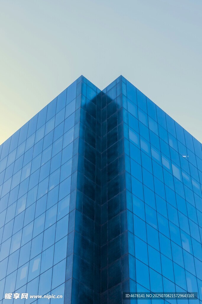 现代玻璃幕墙摩天大楼