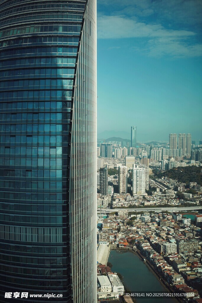 城市高楼与河畔景观