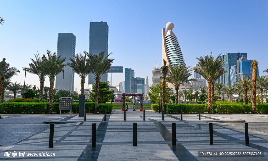 现代都市景观中的开阔广场