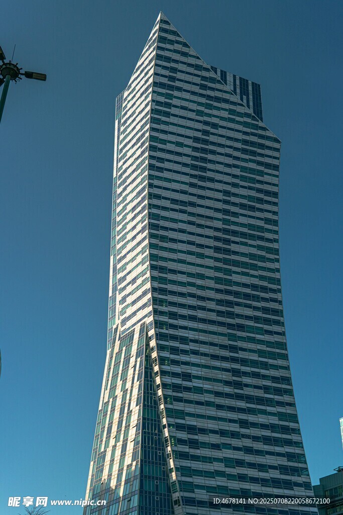 现代独特造型的摩天大楼