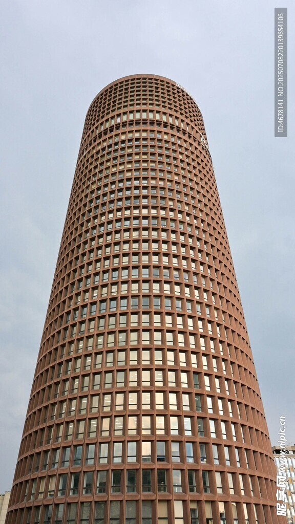 高耸入云的独特圆柱形建筑