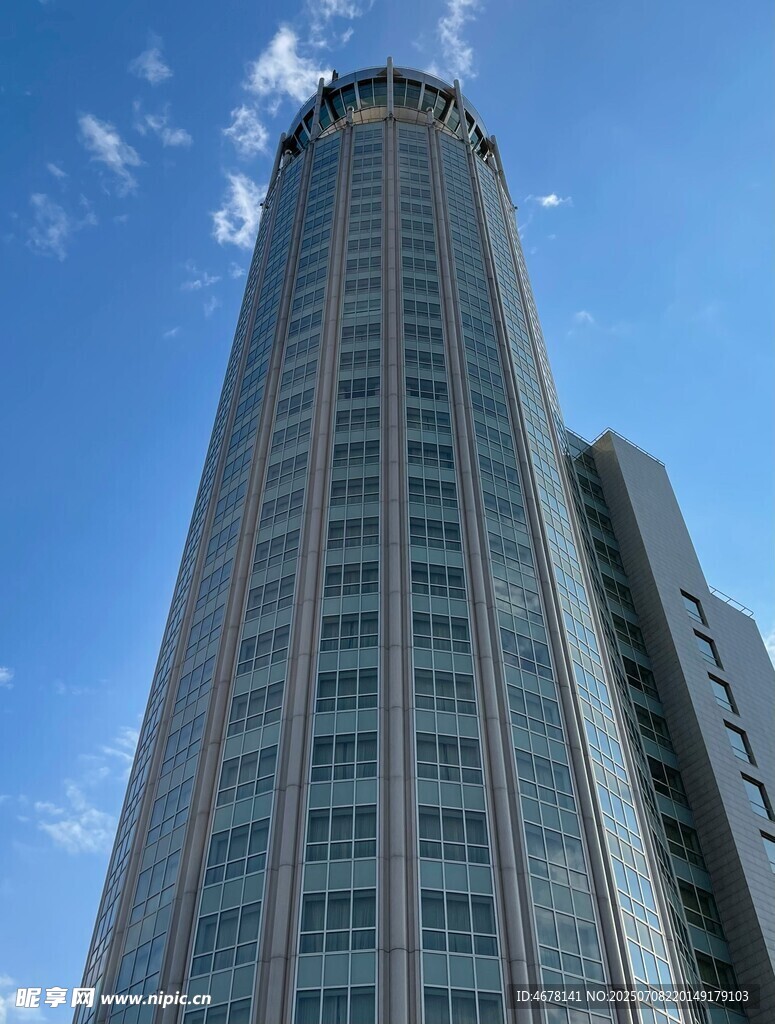 高耸入云的现代化摩天大楼