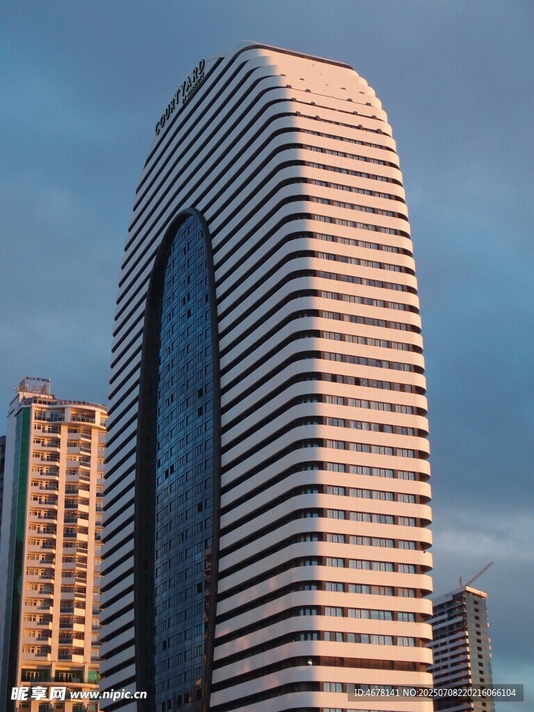 现代弧形摩天大楼景观