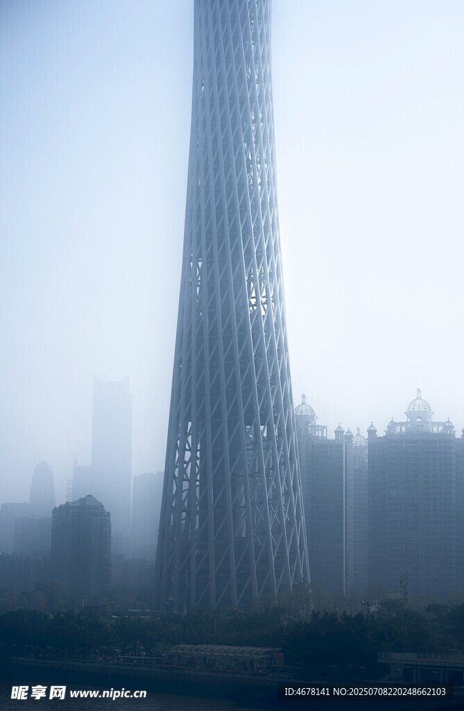 雾中高楼尽显朦胧之美