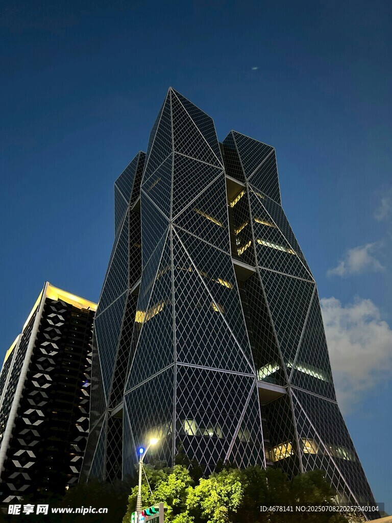 夜幕下的现代摩天大楼
