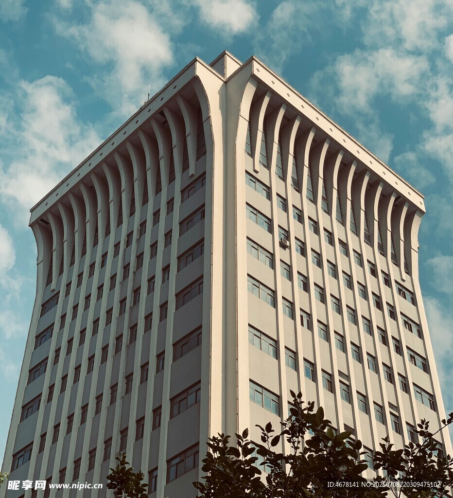 高耸现代大楼与蓝天白云