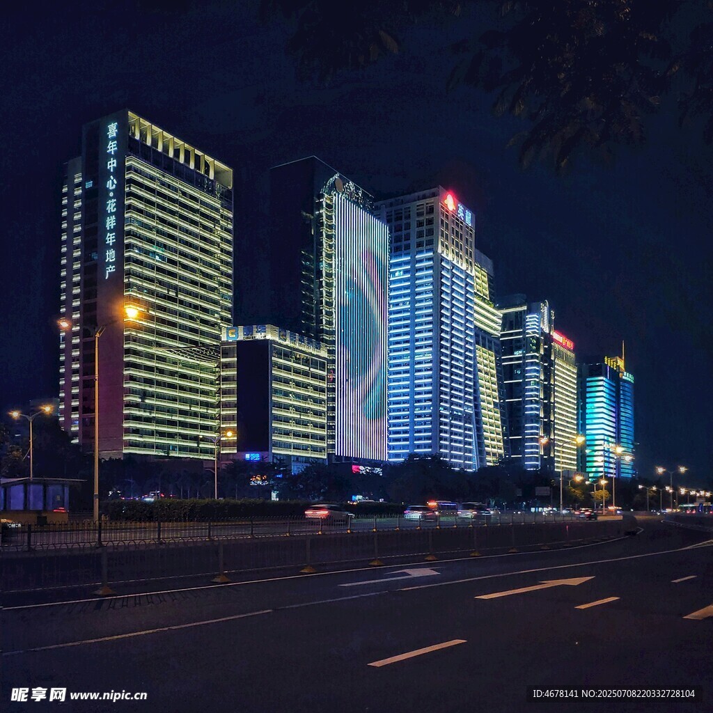城市夜景中的璀璨高楼