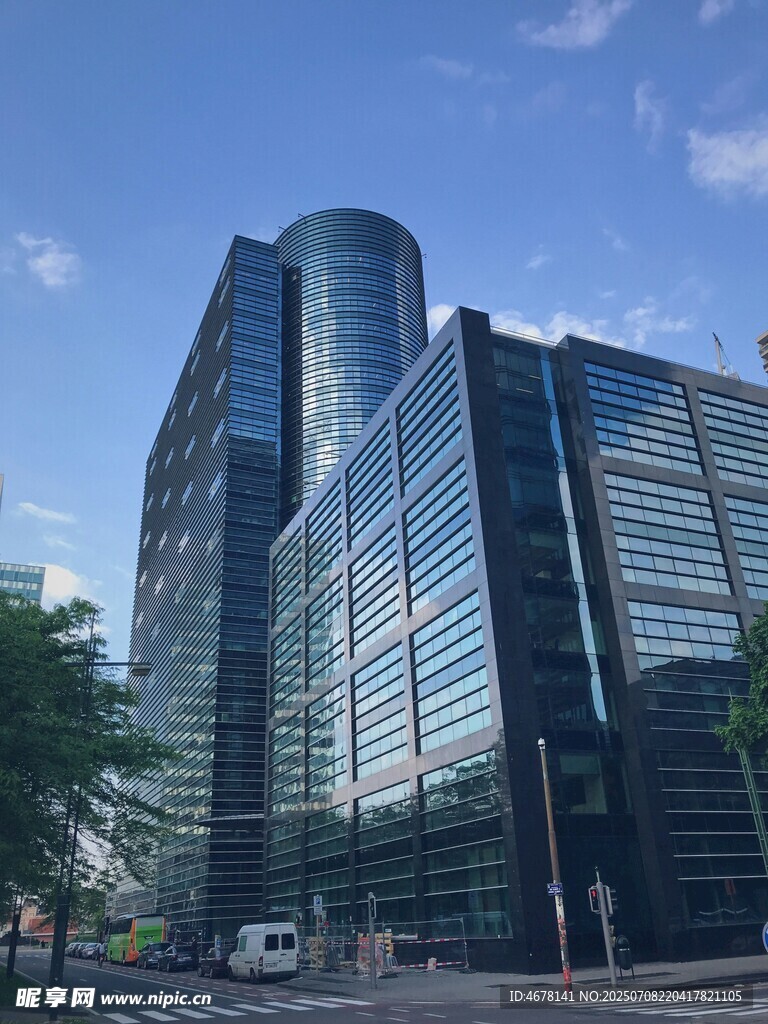 现代都市摩天办公大楼