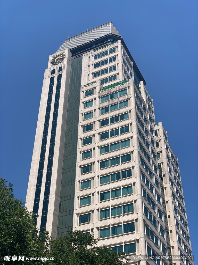 现代高层商务办公大楼