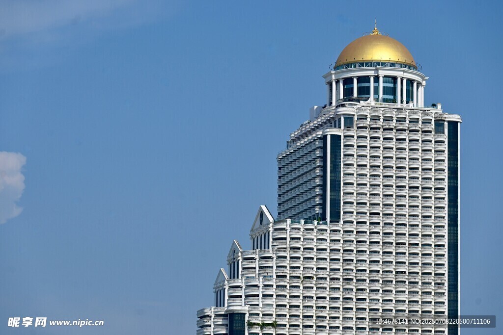 摩天大楼金色穹顶建筑