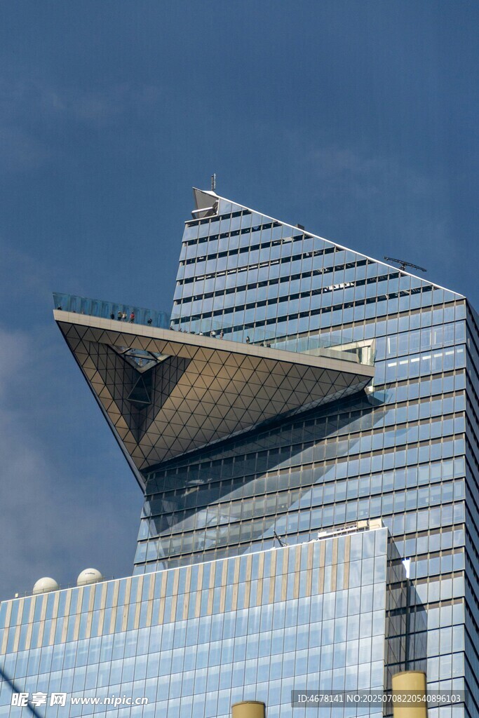 现代独特造型的摩天大楼