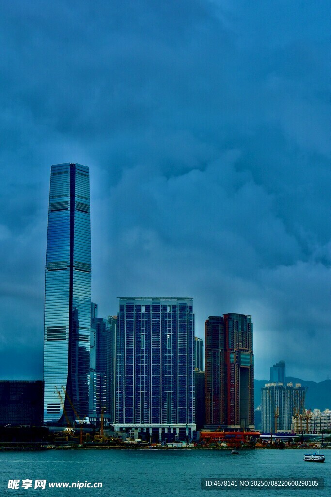 城市天际线高楼与水域景观