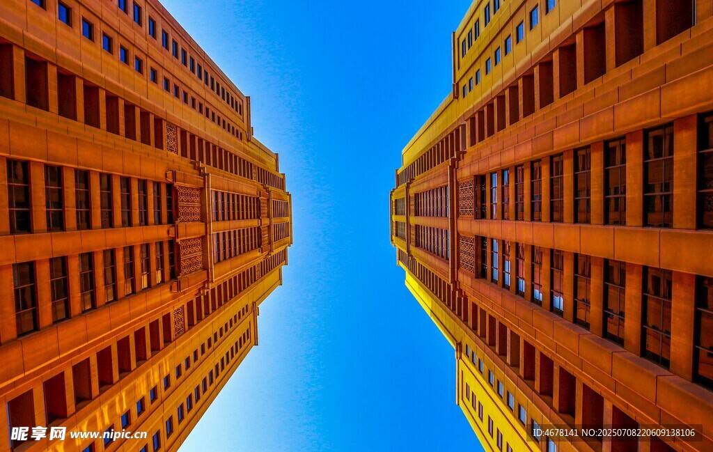 仰视对称高楼建筑景观