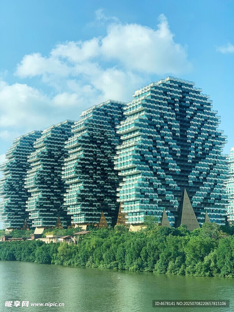 独特造型的绿色摩天大楼