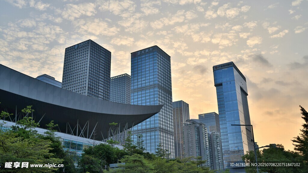 城市建筑在黄昏下的景致