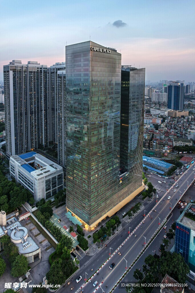 城市高楼与道路景观