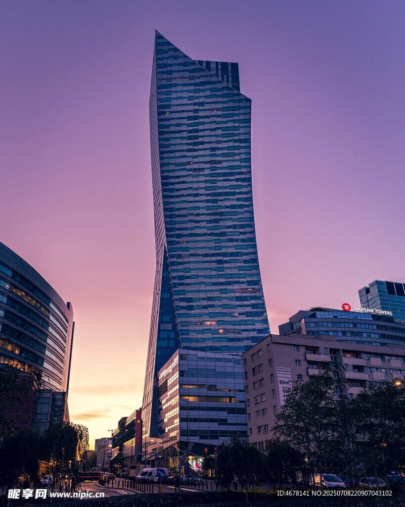 城市黄昏中的摩天大楼