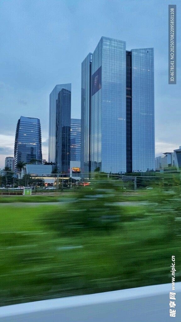 城市绿地旁的现代高楼群