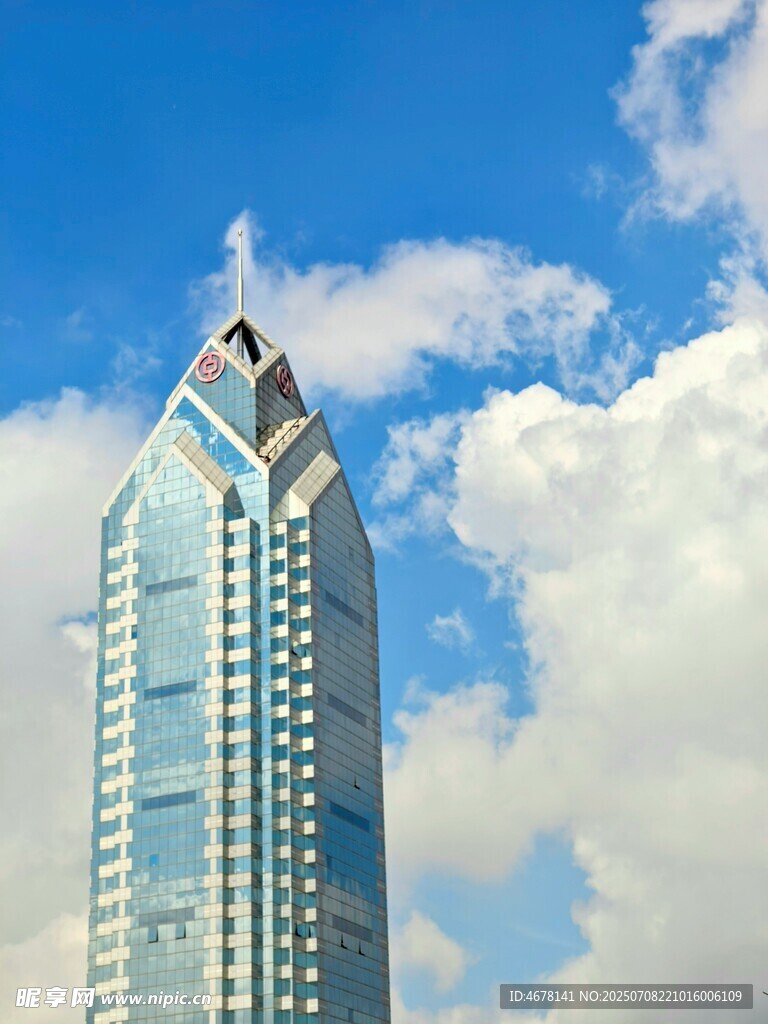 摩天大楼矗立蓝天白云间