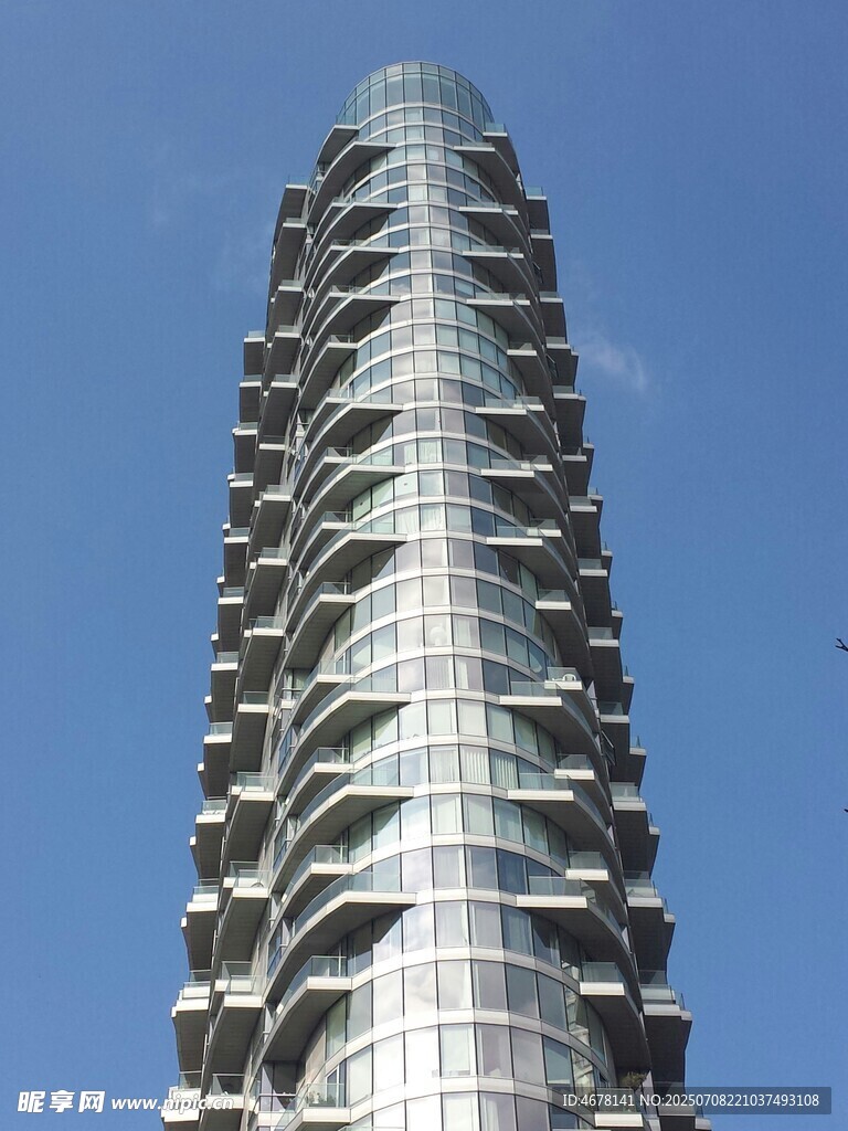 高耸入云的现代摩天大楼