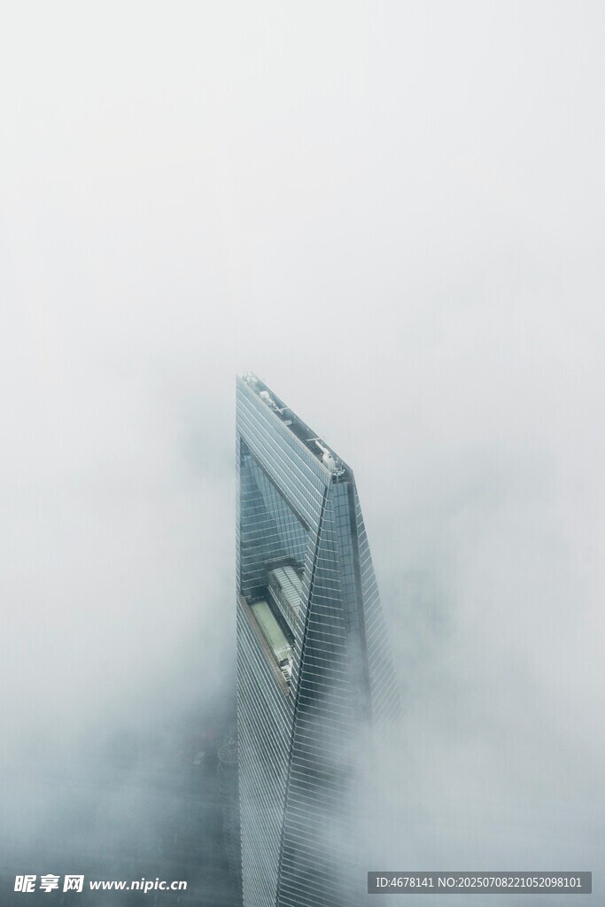 云雾中高耸的摩天大楼