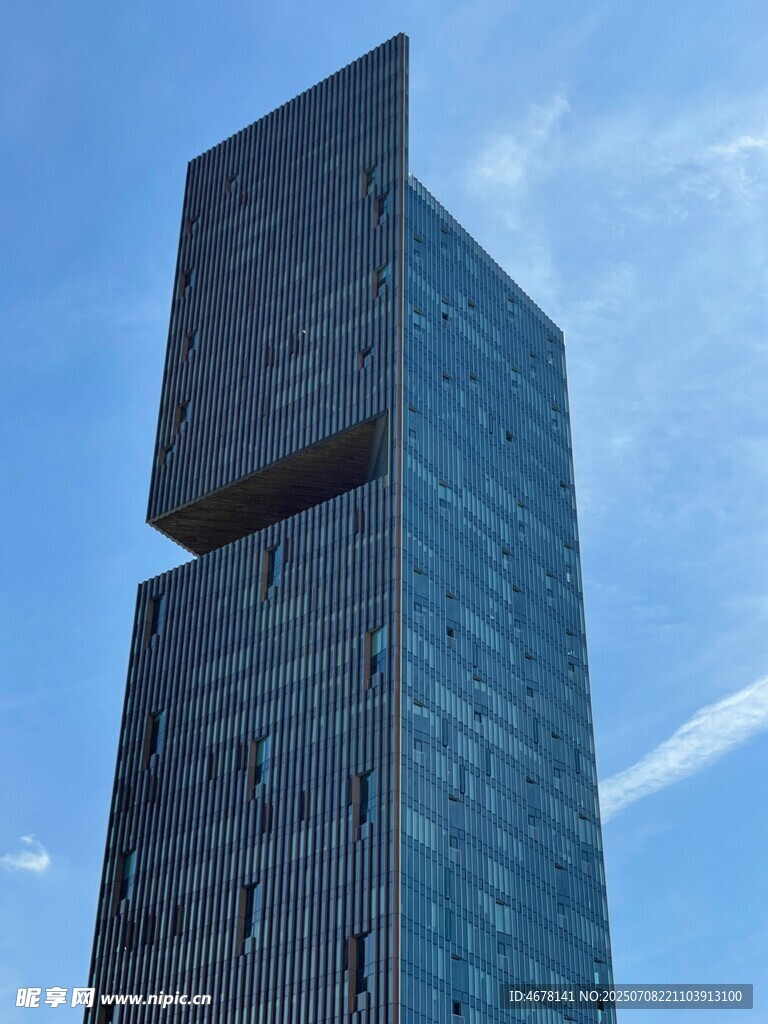现代独特造型摩天大楼