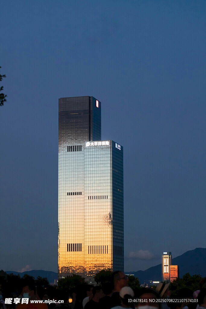 黄昏下的城市高楼景观