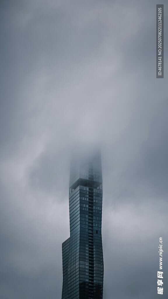 云雾中高耸的摩天大楼